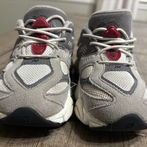 New Balance 9060 Toddler size 9 Unisex